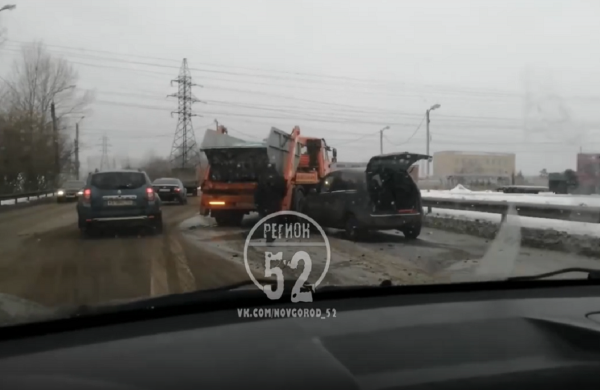 Легковушка влетела в эвакуатор на Кировской трассе в Нижегородской области