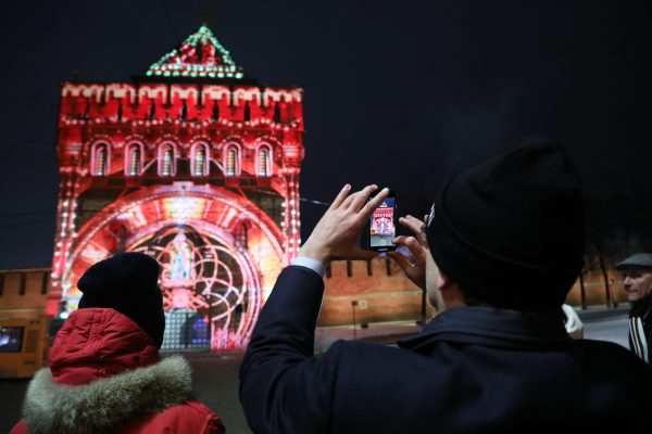 На Дмитриевской башне Нижегородского кремля появилась 3D-инсталляция: делимся самыми яркими кадрами