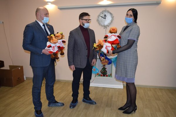 ЛУКОЙЛ вручил новогодние подарки детям Кстовского района