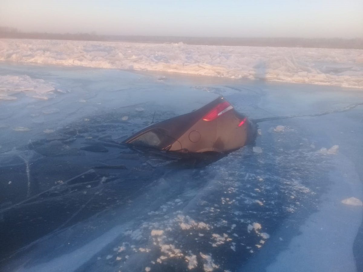 Иномарка провалилась под лед на Волге в Лысковском районе