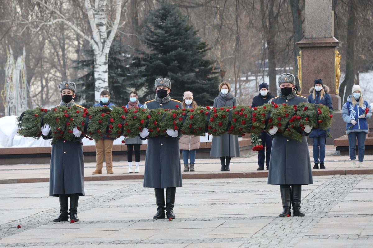 Воинам дарят цветы: смотрим, как прошла акция ко Дню неизвестного солдата в Нижегородском кремле