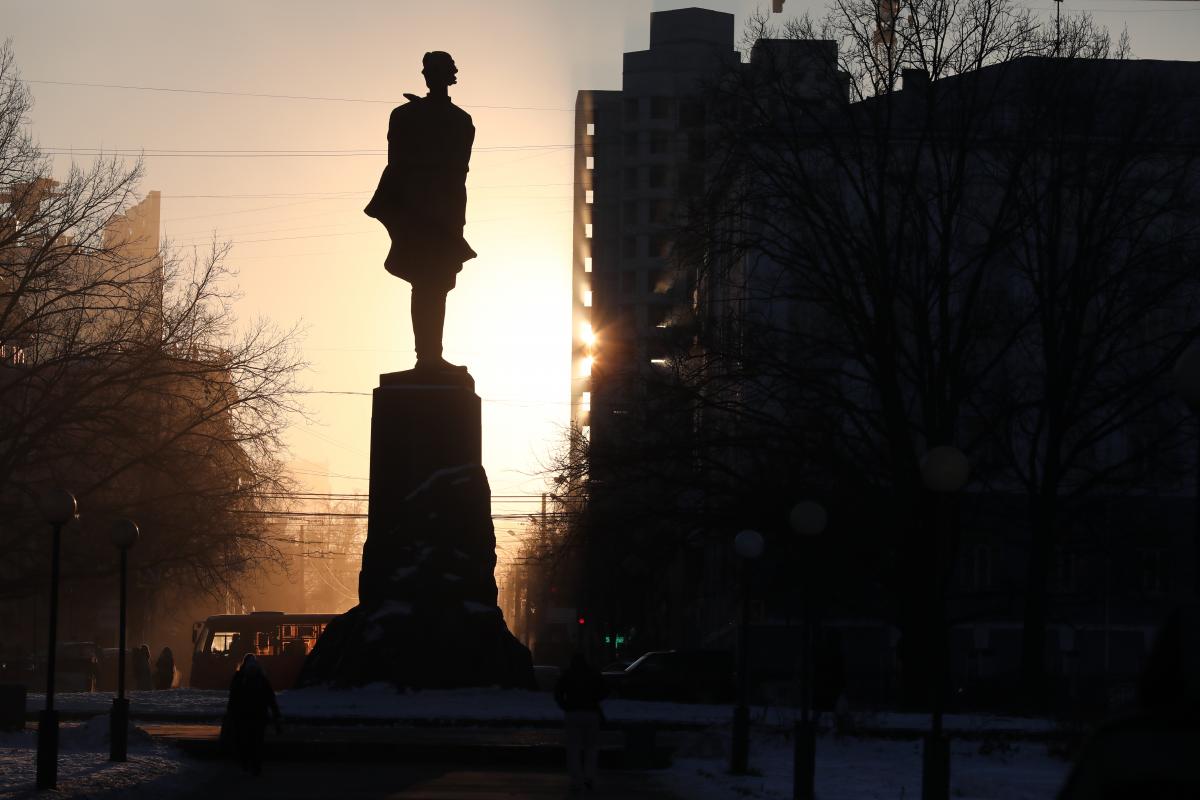 Памятник горькому в нижнем новгороде на площади горького