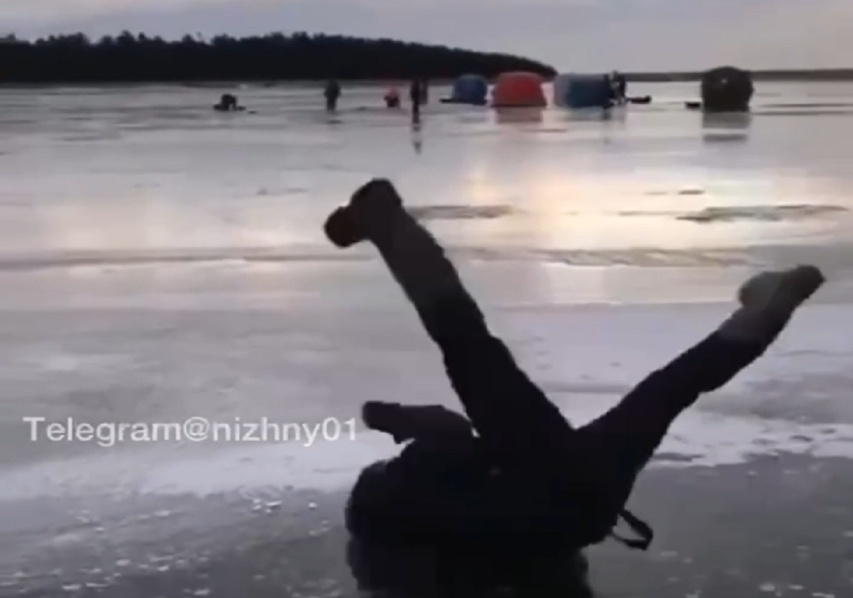 Я танцую брейк данс на могиле карьеры. Брейк на льду. Рыбак танцует на льду. Мужик танцует на льду.