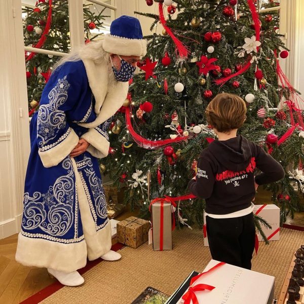 Наталья Водянова показала, как к ее детям домой пришел русский Дед Мороз