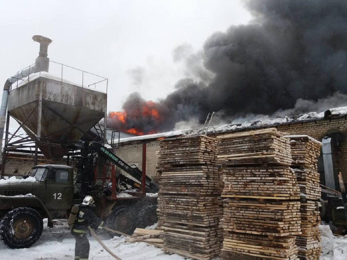 Административное здание горит в Семёнове