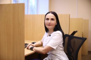 «Я обычная, просто стараюсь по возможности всем помогать»: медсестра из Нижнего Новгорода мечтает об окончании пандемии и о томике своих стихов