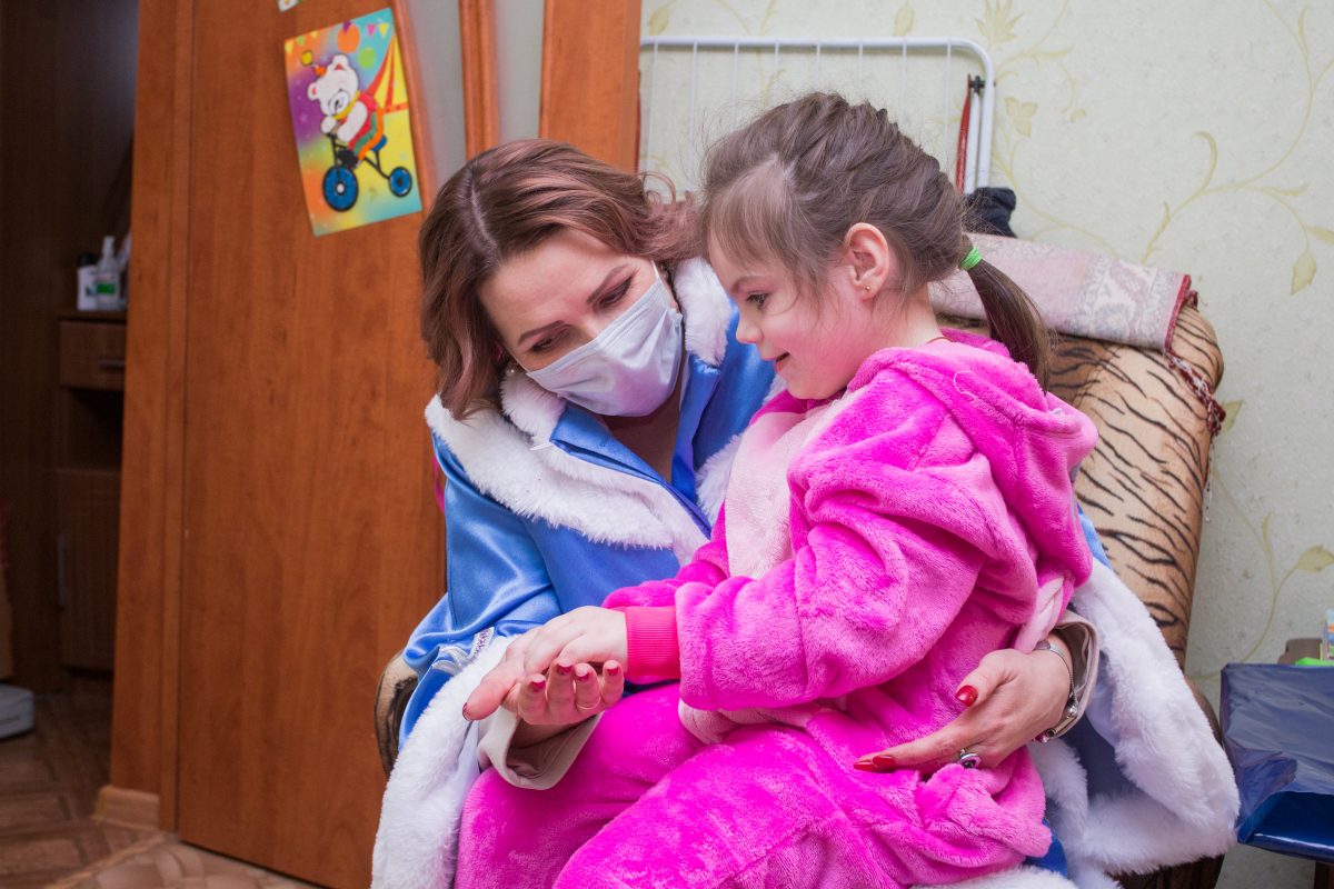 Вице-спикер ЗС Ольга Щетинина исполнила мечту 5‑летней участницы проекта «Ёлка желаний»