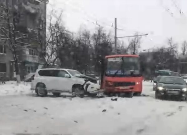 Внедорожник и маршрутка столкнулись в Нижнем Новгороде