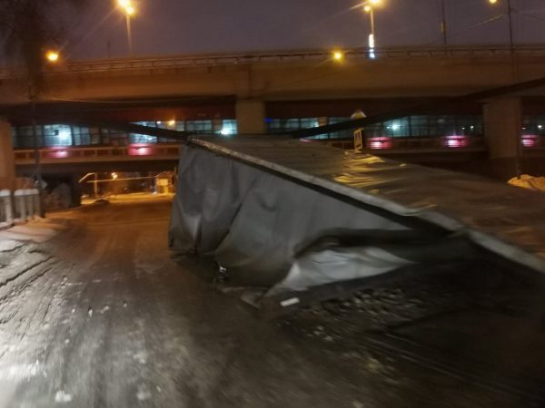 Фура сложилась в горку после наезда на габаритные ворота в Нижнем Новгороде