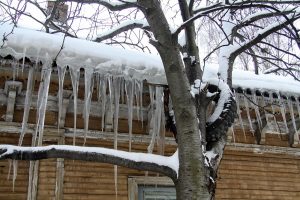 ДУКи заплатят почти 200 тысяч за сосульки и наледь на крышах домов