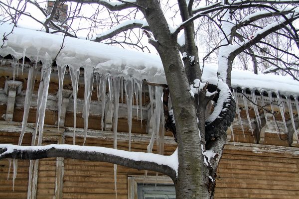 ДУКи заплатят почти 200 тысяч за сосульки и наледь на крышах домов
