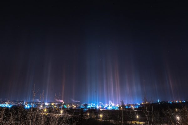 Ночное небо в Павлове озарили световые столбы