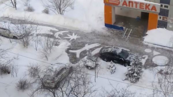 Винсент Ван Двор: нижегородский дворник нарисовал картину на снегу