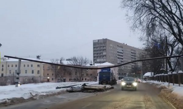 Фура с грузом сломала ограничитель под метромостом