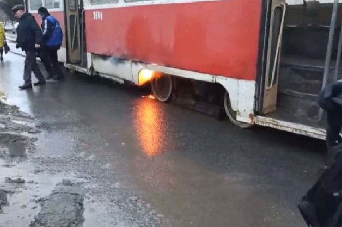 Трамвай с пассажирами загорелся во время движения в Нижнем Новгороде