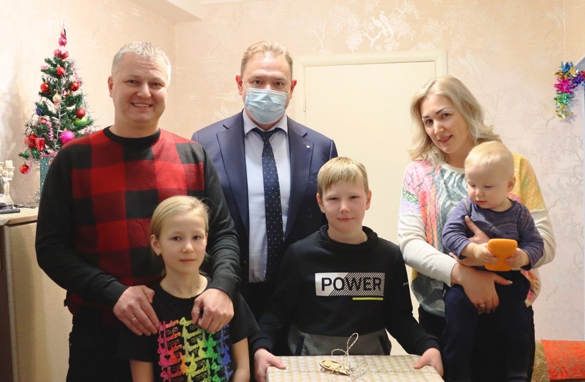 Сергей Злобин передал ноутбук в подарок 11-летнему Илье из поселка Новинки