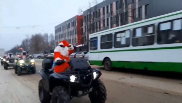 Видео дня: Деды Морозы прокатились по Арзамасу на квадроциклах
