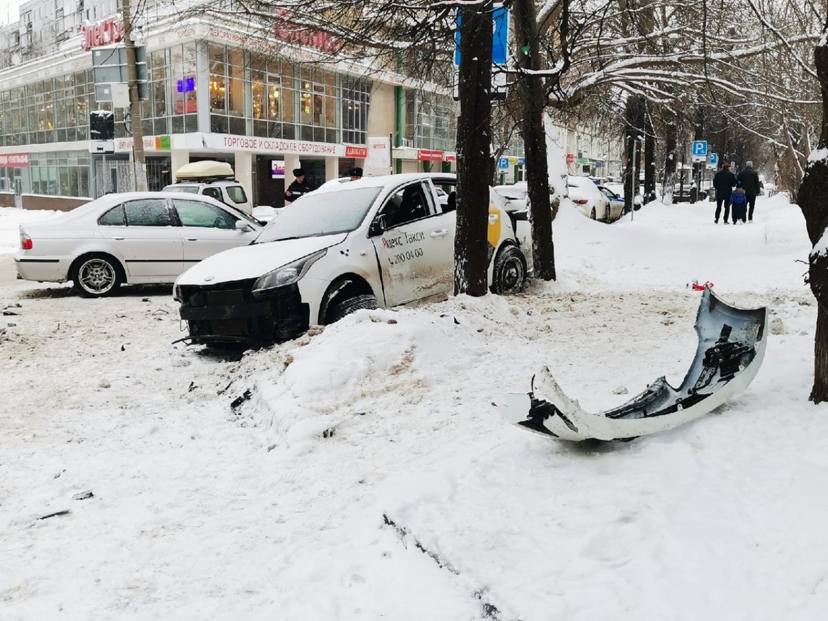 Два человека пострадали в ДТП с такси в центре Нижнего Новгорода