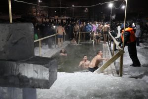 Известные нижегородцы рассказали, почему ныряют в прорубь в Крещение