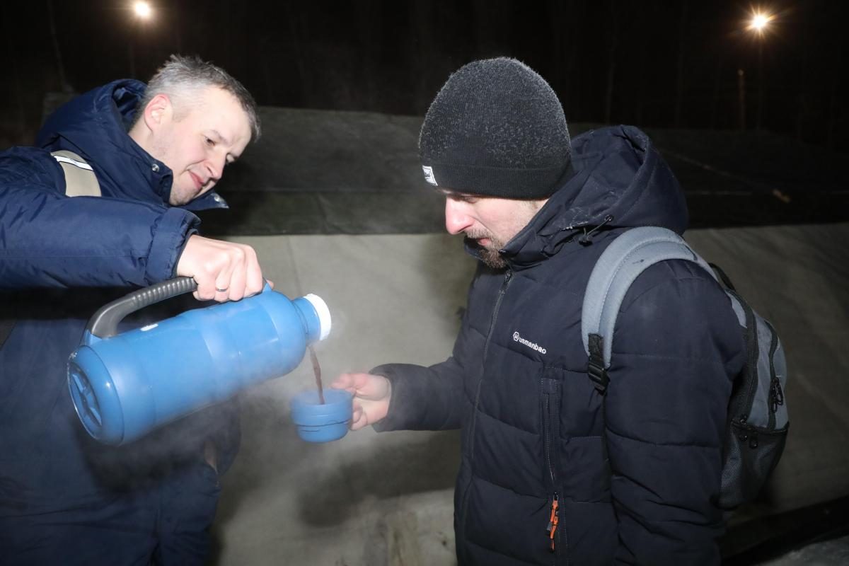 После погружения в ледяную воду нижегородцев ждал горячий чай