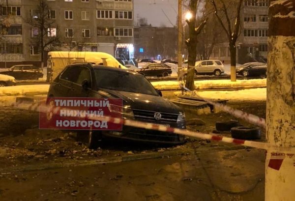 Иномарка провалилась под землю из-за аварии на теплосетях в Автозаводском районе