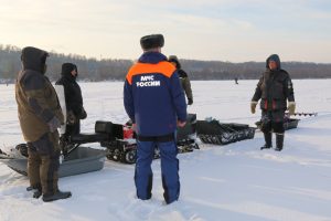 Сотрудники МЧС провели рейд по местам массового скопления рыбаков