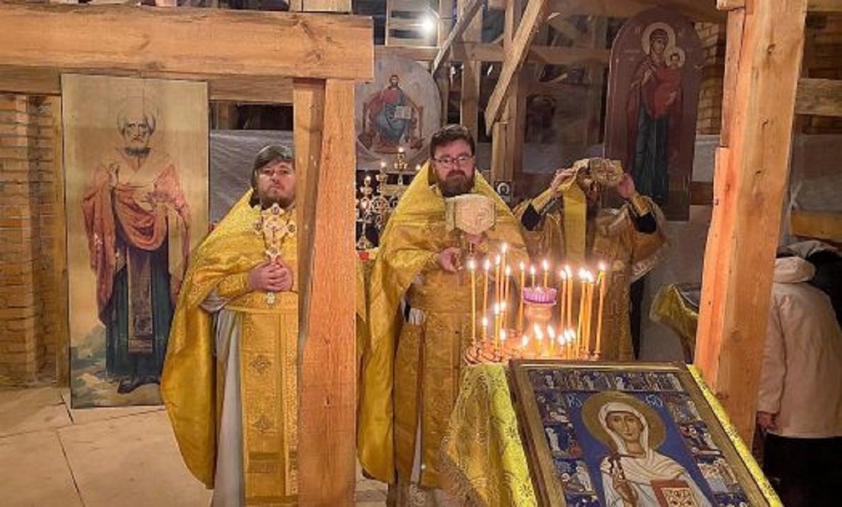 В строящемся храме в Нижнем Новгороде прошла божественная литургия