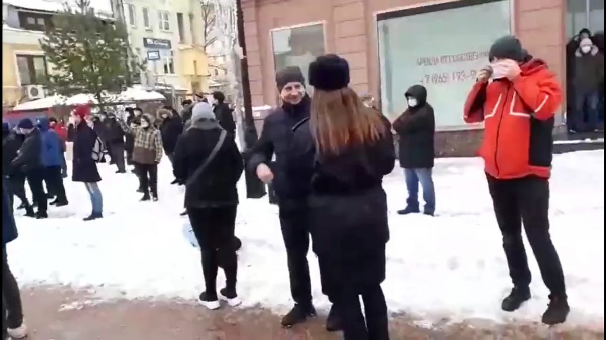 Полицейские раздали нижегородцам маски на несанкционированной акции в центре города