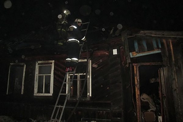 >Два человека погибли в пожаре в Вознесенском районе