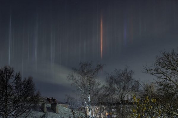 «Почти северное сияние»: огромные световые столбы сняли в небе над Дзержинском