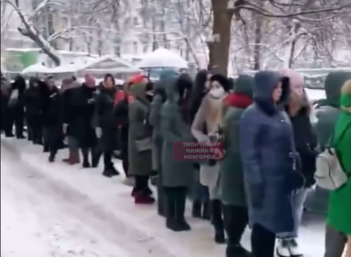 Кстати нижний новгород. Нижний Новгород очередь. Очередь на Нижегородской. Olso Showroom Нижний Новгород. Митинг 23 января 2021 Нижний Новгород.