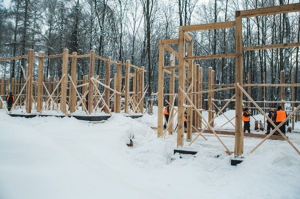 В нижегородской «Швейцарии» начали монтаж каркаса детского центра: благоустройство продолжается после перерыва