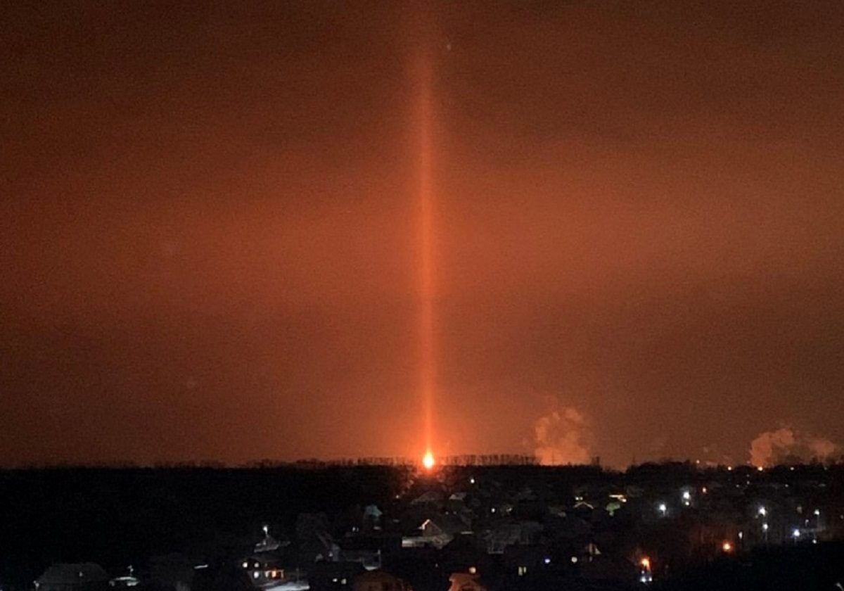 Нижегородцы заметили необычный столб света в небе над Кстовом