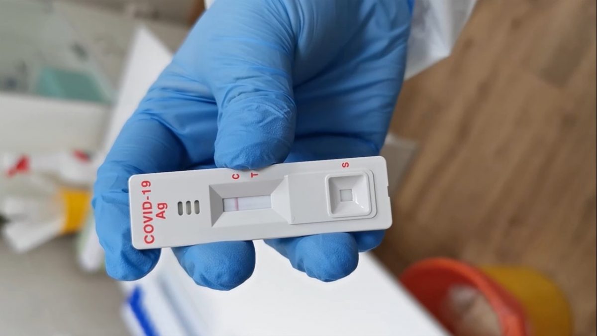 Экспресс-тест на антигены к коронавирусу можно сделать в домашних условиях: как узнать результат за 5 минут (ВИДЕО)