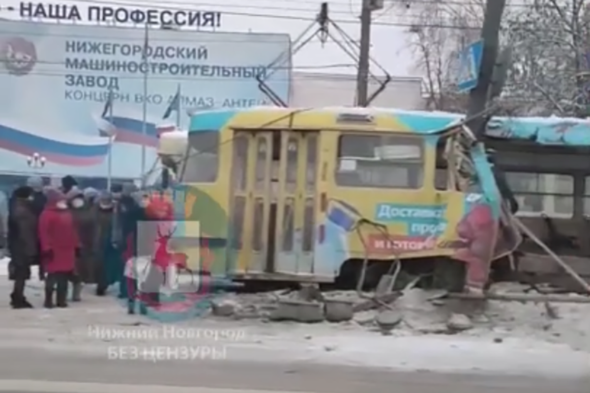 Трамвай сошел с рельсов и врезался в столб на Сормовском шоссе: образовалась огромная пробка