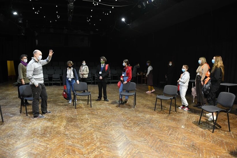 В основе лаборатории – практические занятия по драматургии, актерскому мастерству и сценической речи