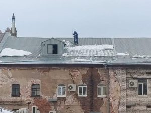 Нижегородских коммунальщиков накажут за неочищенные от снега и наледи крыши