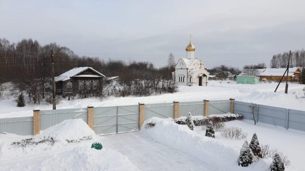 Волонтеры очистили двор больницы от снега в Нижнем Новгороде