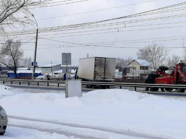 Грузовик снес остановку в Нижнем Новгороде