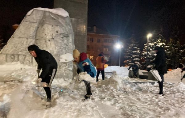 Волонтёры ОНФ очистили от снега памятные и исторические места Нижнего Новгорода к 23 февраля