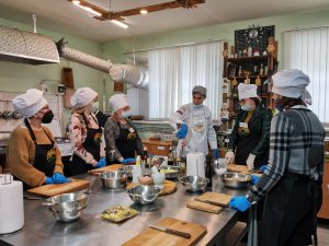 Известные нижегородки приготовили блюда для мужчин-медиков