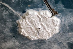 Уникальную старинную лепнину обнаружили реставраторы в музее Н.А. Добролюбова