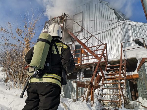 Крупный пожар вспыхнул в здании бывшего мясокомбината в Нижнем Новгороде
