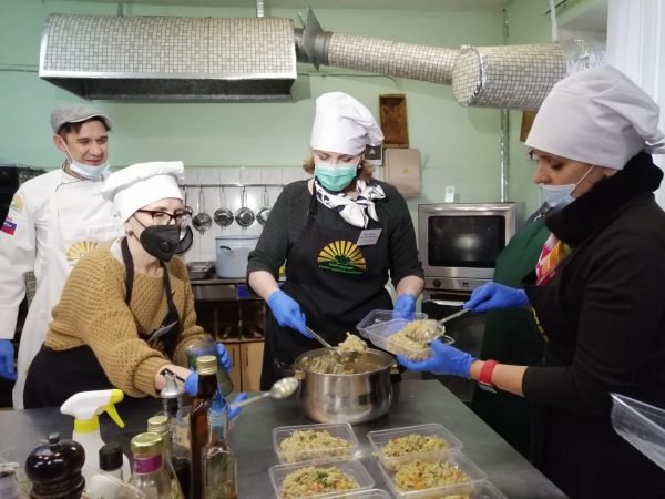 Ректоры ВУЗов, общественники и чиновники приготовили блюдо для врачей нижегородской больницы №30