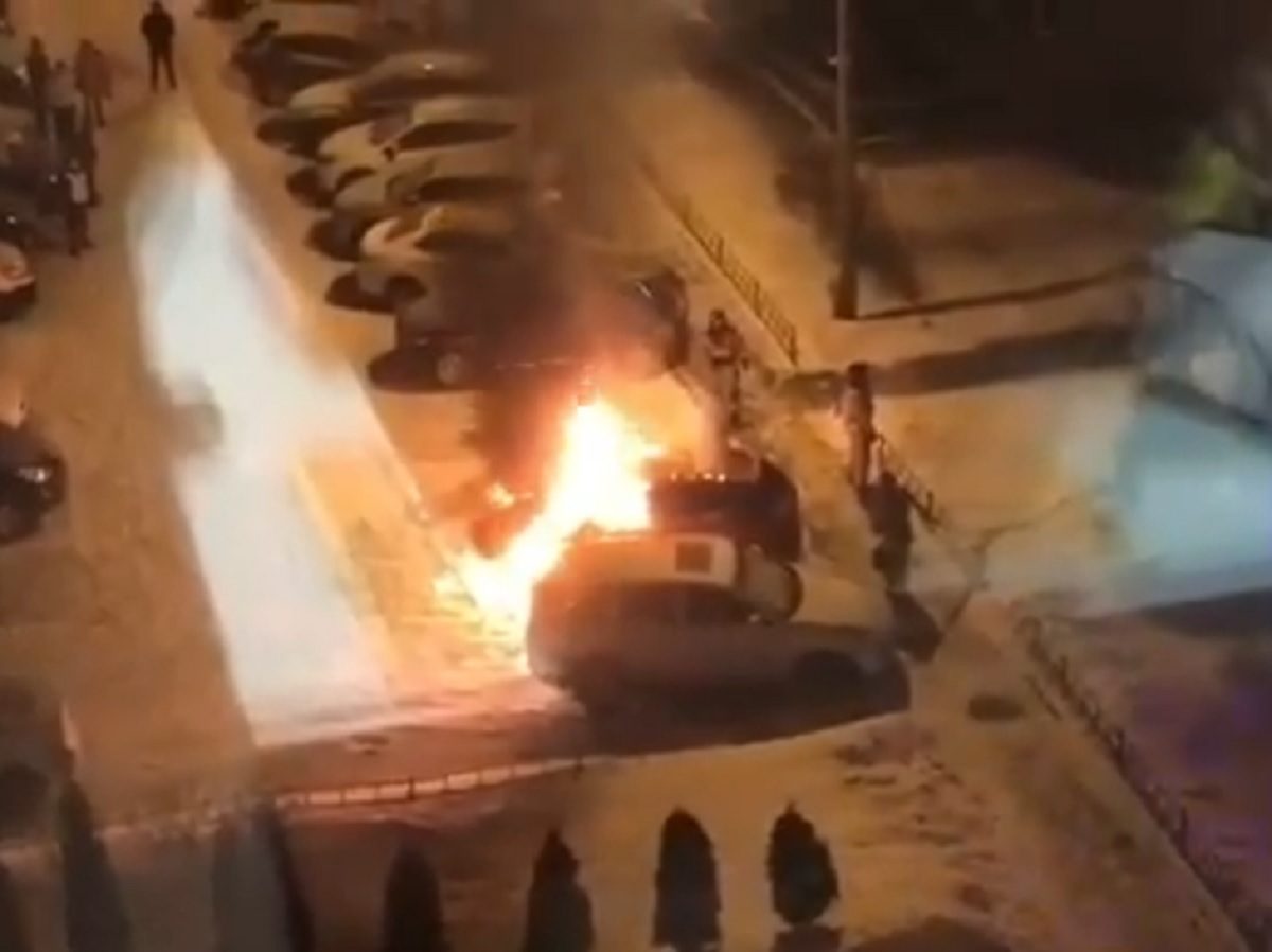 Иномарка сгорела в Автозаводском районе: пламя перекинулось на стоящий рядом Porshe Cayenne