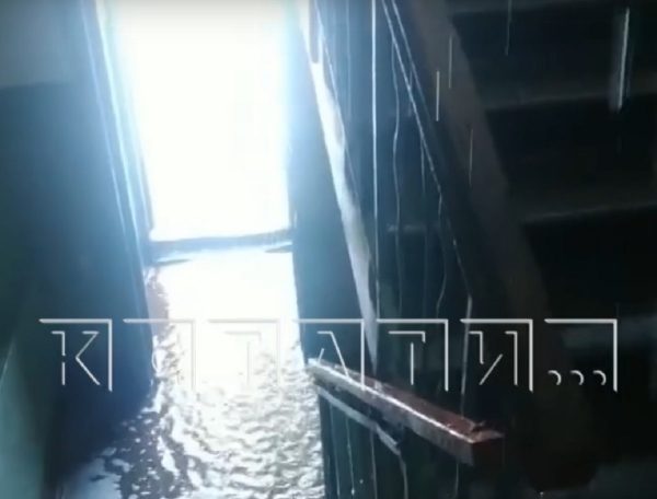 Администрация Нижнего Новгорода прокомментировала «Ниагарский водопад» в подъезде жилого дома