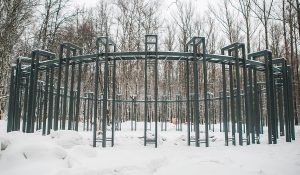 Каркас беседки-качелей установили в&nbsp;парке «Швейцария»