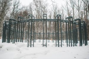 Каркас «беседки-качели» установили на аллее парка «Швейцария»