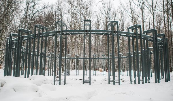 Каркас беседки-качелей установили в&nbsp;парке «Швейцария»