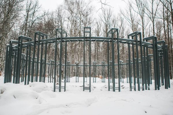 Каркас «беседки-качели» установили на аллее парка «Швейцария»